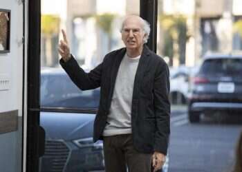 לארי דיוויד שוחט פרות קדושות ונהנה מזה