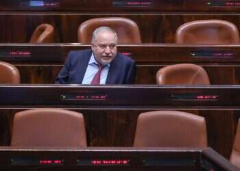 דיבורי סרק: איך מישהו עוד קונה סחורה מאביגדור ליברמן?