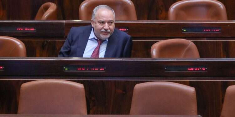 אביגדור ליברמן במליאת הכנסת. צילום: אורן בן חקון דיבורי סרק: איך מישהו עוד קונה סחורה מאביגדור ליברמן?