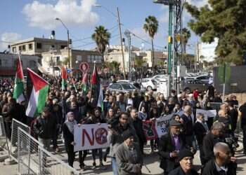 פעילי שמאל נטשו את ההפגנה בגלל דגלים פלסטיניים