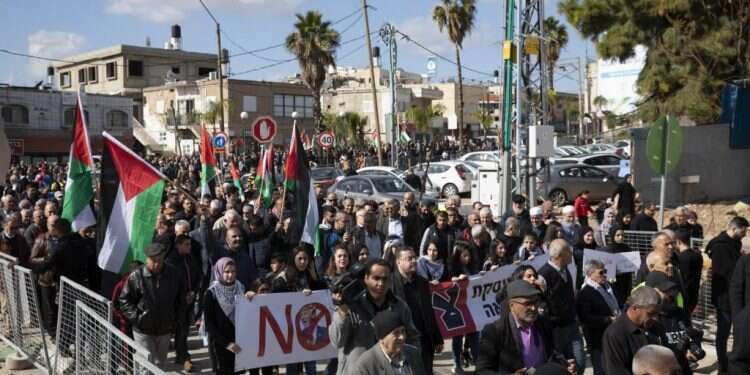 פעילי שמאל נטשו את ההפגנה בגלל דגלים פלסטיניים
