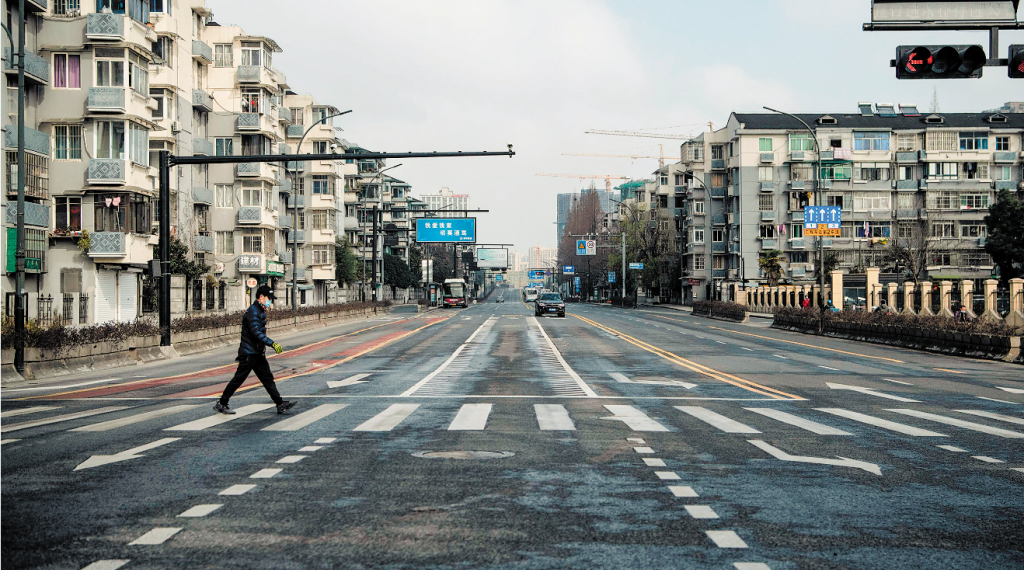 התושבים נצורים בבתים. רחוב בעיר האנגזו בסין, השבוע. צילום: EPA בידוד מדיני