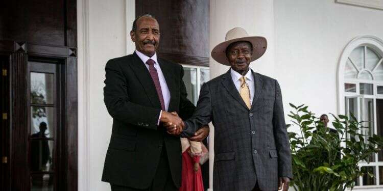 היחסים מתחזקים: נתניהו נפגש באוגנדה עם מנהיג סודאן