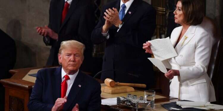דוברת בית הנבחרים, ננסי פלוסי, קורעת את דפי נאומו של טראמפ בעודו נואם. צילום: AFP צביעות דמוקרטית ב"מצב האומה"