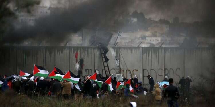 מהומות על גבול הרצועה. צילום: AFP שר הביטחון דרש: להתייחס לשיגור כל בלון כמו רקטה