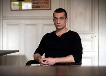 אמן המחאה הרוסי שהכניס את צרפת לסחרור פוליטי