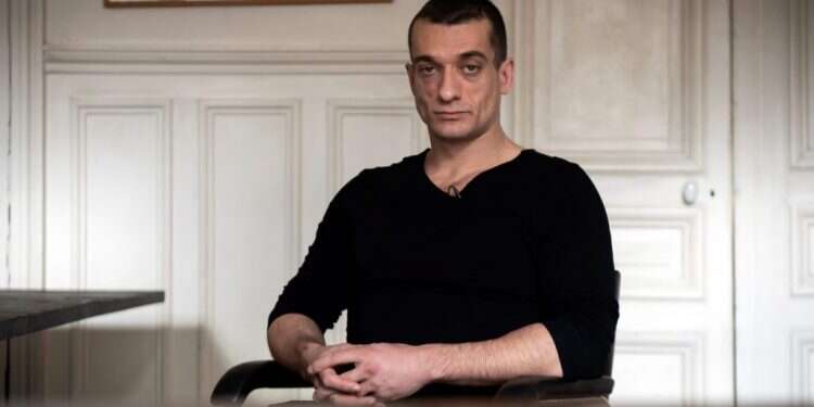 אמן המחאה הרוסי שהכניס את צרפת לסחרור פוליטי