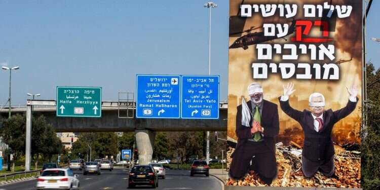 השלט המדובר בתל אביב. צילום: AFP נציגת עיריית ת"א: שלט שמציג את אבו מאזן כפות מזכיר "ילדים מהשואה"