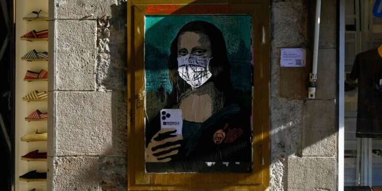 גרפיטי על קיר בברצלונה. צילום: AFP בהלת הקורונה: זהירותו של משרד הבריאות משתלמת