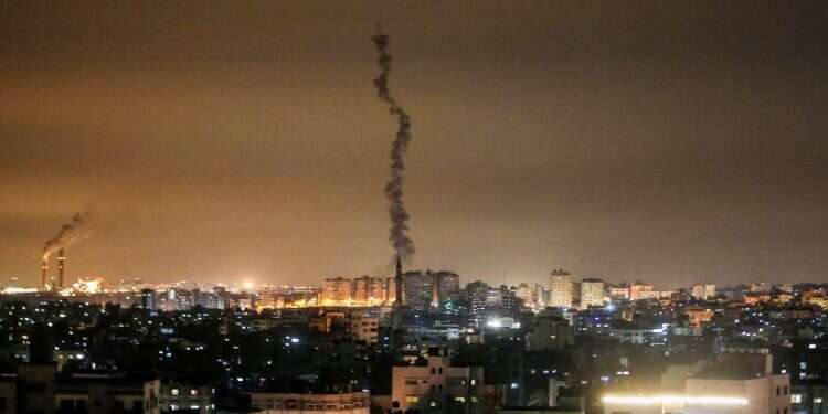 שיגור רקטה מעזה, אמש. צילום: AFP תושבי הדרום יכולים לחכות