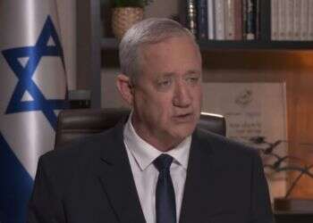 אל תשאלו עם מי גנץ יישב, שאלו מה הוא חושב