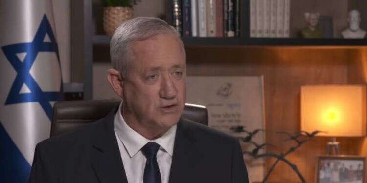 בני גנץ בריאיון אצל אטילה שומפלבי. צילום מסך מתוך ynet אל תשאלו עם מי גנץ יישב, שאלו מה הוא חושב