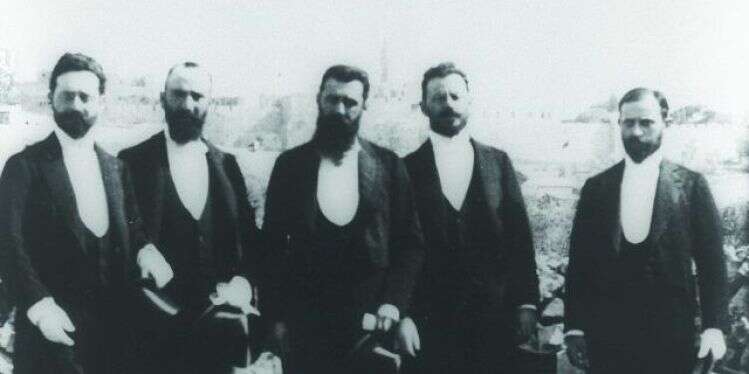 בודנהיימר (משמאל) עם הרצל בירושלים, 1900. צילום: לע "עלינו לתבוע את זכותנו על הר הבית"