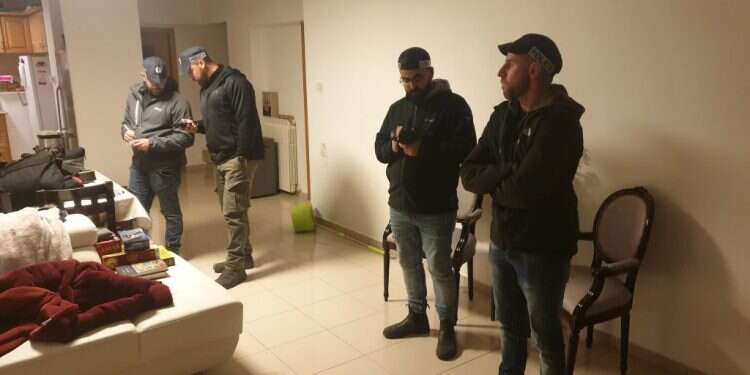 כוחות משטרה בביתו של ח אם פרשת גליק לא תחקר, אפשר לסגור את מח"ש