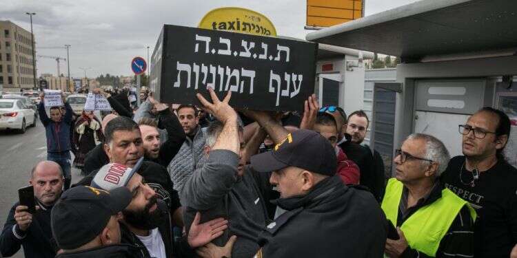 מדוע פוליטיקאים מנסים להציג עצמם כאנשי מרכז