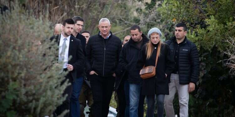 מבטיחים שאצלם ישראל לפני הכול, אבל לא עומדים מאחורי ההבטחה. גנץ בוורד־יריחו, בשבוע שעבר. צילום: הדס פרוש, פלאש 90 צילום: הדס פרוש, פלאש 90