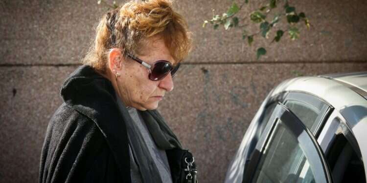 ציפורה דוד מחוץ לבית המשפט ברחובות. צילום: פלאש 90 המדינה משחקת רולטה רוסית עם הילדים שלנו