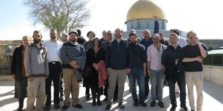 עליית חברי למה כתב עת לשירה מקיים עלייה להר הבית וקורא לכבוש את עזה?