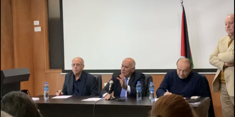 המפגש ברמאללה. צילום מסך אני, השכול וג'יבריל רג'וב בסיור טעון ברמאללה