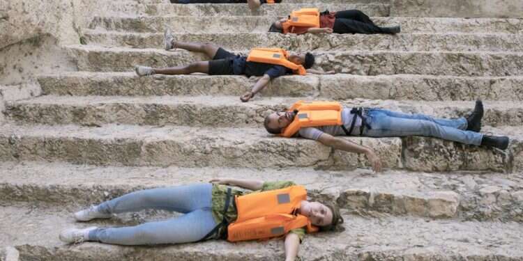 בניגוד למקובל, בהצגה הזו מותר להשוות