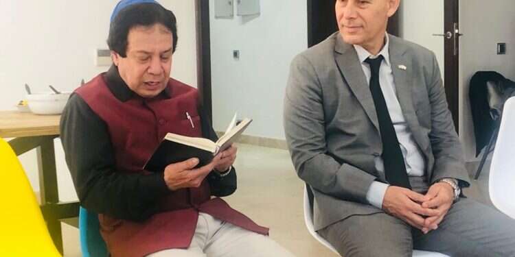 השגריר רון מלכא והחזן של בית הכנסת המרכזי בדלהי מכירים את טקס המָלִּידׇה היהודי-הודי לכבוד ט"ו בשבט?