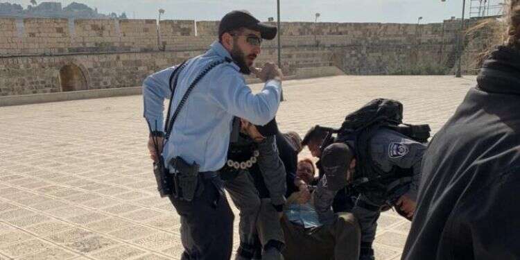 המשטרה עוצרת את יהודה גליק בהר הבית ח"כ לשעבר יהודה גליק נעצר בהר הבית כי "הלך לאט מדי"