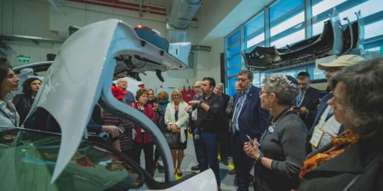 הדרכה על הרכב האוטונומי בחברת מוביליי. צילום: מוביליי מנהיגי יהדות ארה"ב הוקירו פיתוחים טכנולוגיים חיוניים בישראל