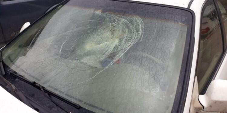 רכב שנפגע מיידוי אבנים בבנימין. צילום: ביטחון תקוע "כל אבן יכולה להרוג": הטרור בכבישי יו"ש מעלה הילוך