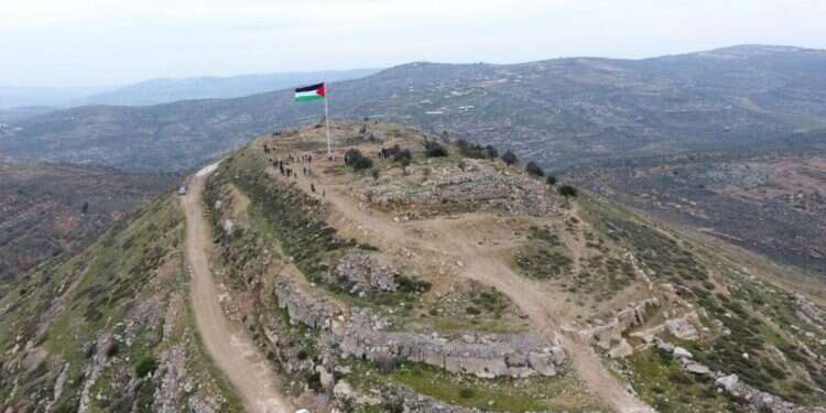 השתלטות פלסטינית על האתר הארכיאולוגי תל ארומה. צילום:  פלסטינים השתלטו על אתר קדום – וסיור לישראלים בוטל