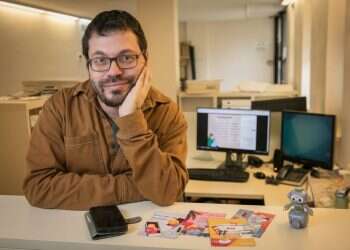 סטורי זה כל הסיפור: האיש שמחבר צעירים לשפה העברית