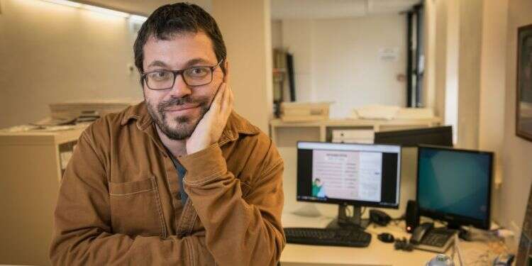 סטורי זה כל הסיפור: האיש שמחבר צעירים לשפה העברית