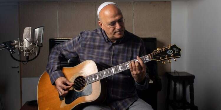 עובדיה חממה. צילום: אבישג שאר-ישוב "יוצא שאני עוסק די הרבה במוות"