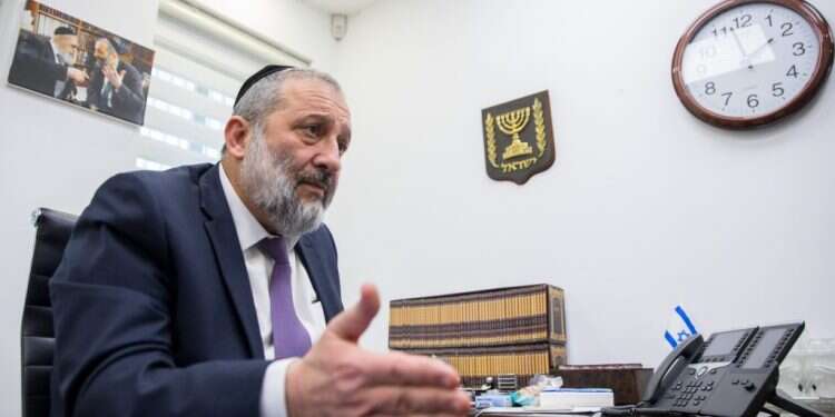 אריה דרעי. צילום: אוליבייה פיטוסי, פלאש 90 המדינה לעליון: אין לשלול הטבות סוציאליות ממחבלים