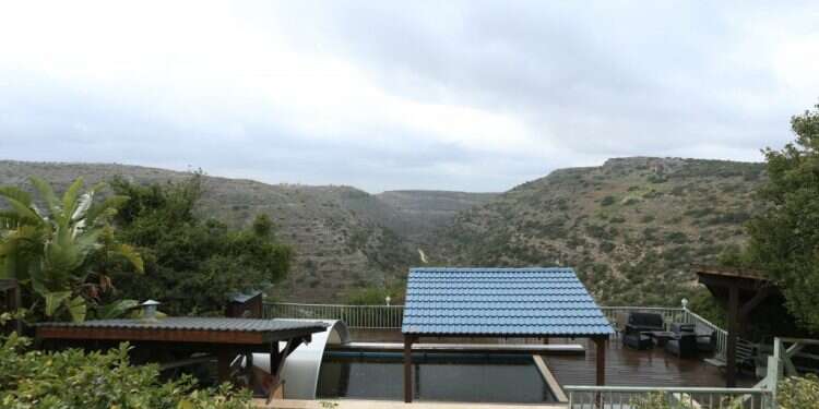 פה ושם בארץ ישראל השלמה