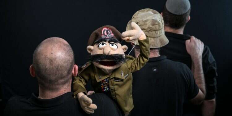 צילום: אוליבייה פיטוסי, פלאש 90 לא לעולם חוסן: הבובה שמכינה את העורף למלחמה