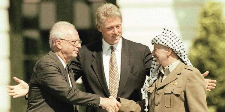 הסכמי אוסלו. צילום: AP העשור שבו "שיר השלום" התנפץ מול מציאות מדממת