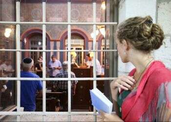 להיות מאחורי המחיצה כשחרור, לא כהפרדה