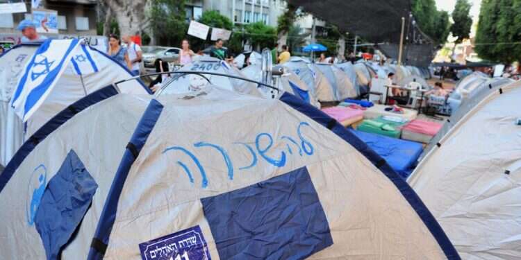 הרומן מציג את שני צדי המטבע ביחס למחאה החברתית - נחיצותה אבל גם נלעגותה. מחאת האוהלים בשדרות רוטשילד, 2011. צילום: שאטרסטוק אביב בתל אביב