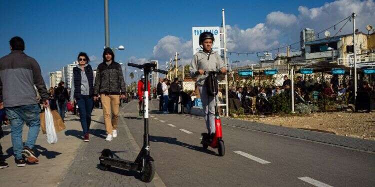קורקינטים חשמליים בתל־אביב. צילום: שאטרסטוק