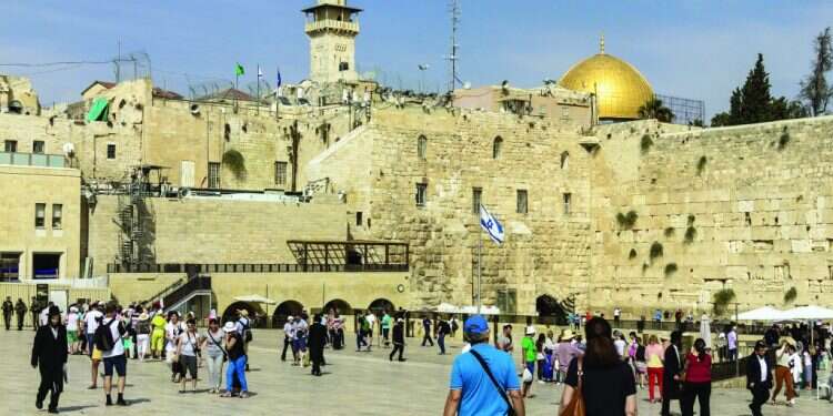 בית המשפט העליון קבע ברוב דעות: אסור לקבץ נדבות בכותל