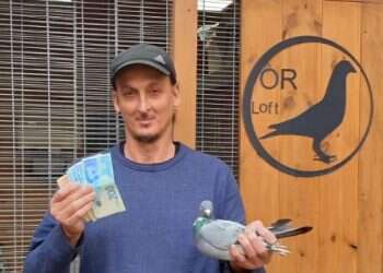 היון 'ביבי' והבעלים עם הזכייה. צילום: אורי רוזנר מירוץ יוני דואר: 'ביבי' הגיע למקום הראשון