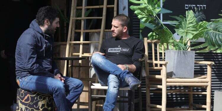 איציק. צילום: יוסי אלוני "ביבי וטראמפ זוג אסים": פוליטיקה וקורונה בשוק הפשפשים