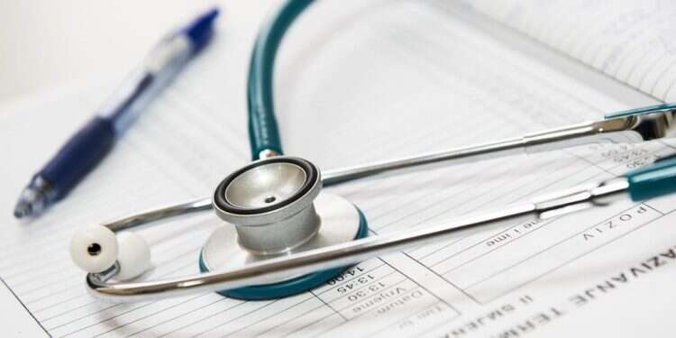 סטטוסטקופ האם הסטודנטים של היום יצילו את מערכת הבריאות?