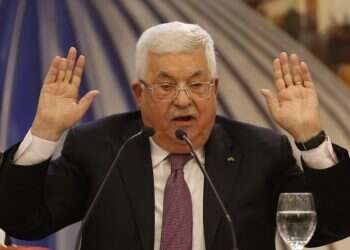 ממשיך לאיים בפירוק הרשות