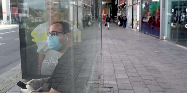 גם הפגיעה בכלכלה היא מעריכית. תל־ אביב, השבוע. צילום: EPA הטוב, הרע והמכוער: משבר הקורונה מהזווית הכלכלית