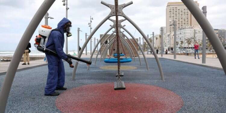 נלחמים בקורונהה. חיטוי גן משחקים בבת ים. צילום: EPA אם נתאחד, נתגייס ונתמקד – נוכל גם לקורונה