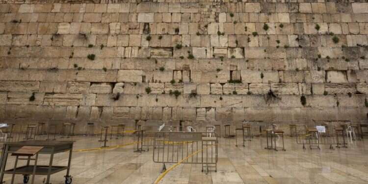 הכותל המערבי. צילום: EPA קהילה וכלכלה, אהבה ומחלה: לקראת שבת של בידוד