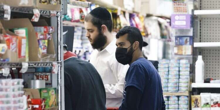 חרדים בברוקלין. צילום: EPA במקום להסית נגד חרדים, עזרו להם למנוע מגפה קשה