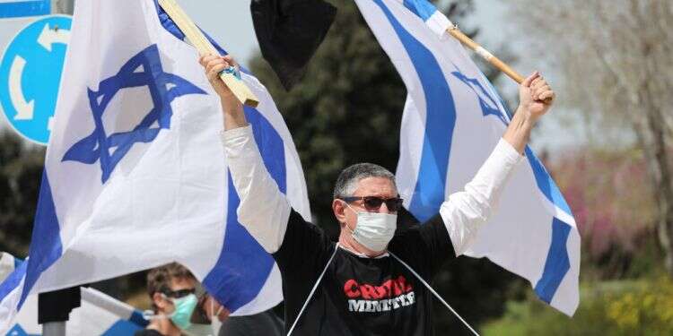 הפגנה נגד קץ הדמוקרטיה ליד הכנסת, השבוע. צילום:EPA הדמוקרטיה הישראלית לא באה אל סופה