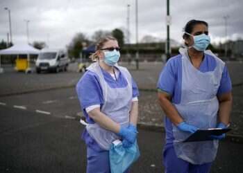 המאבק בקורונה: הסגר או 100 אלף נדבקים ביום